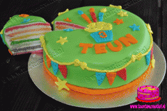 verjaardagstaart-met-regenboogvulling